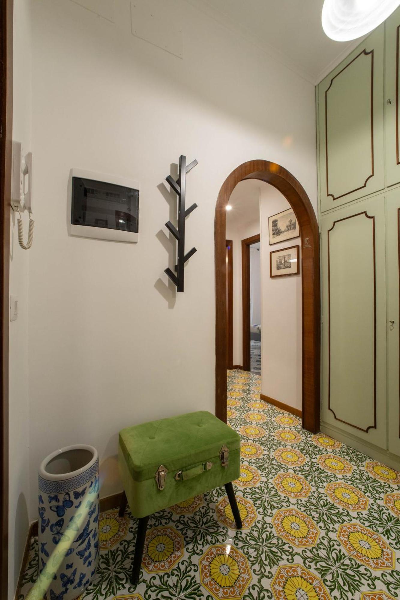 Holly Apartment Rom