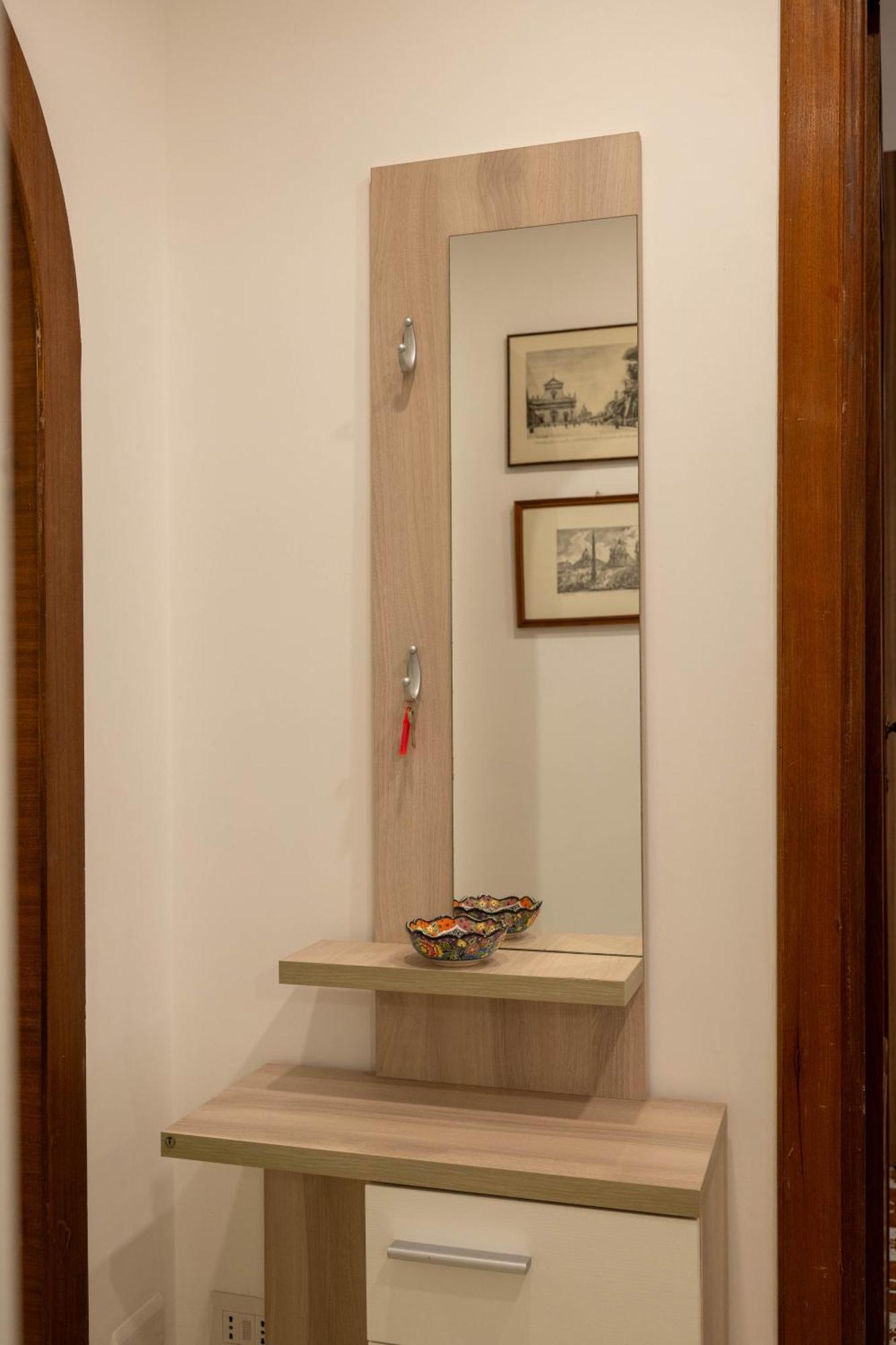 Holly Apartment Rom